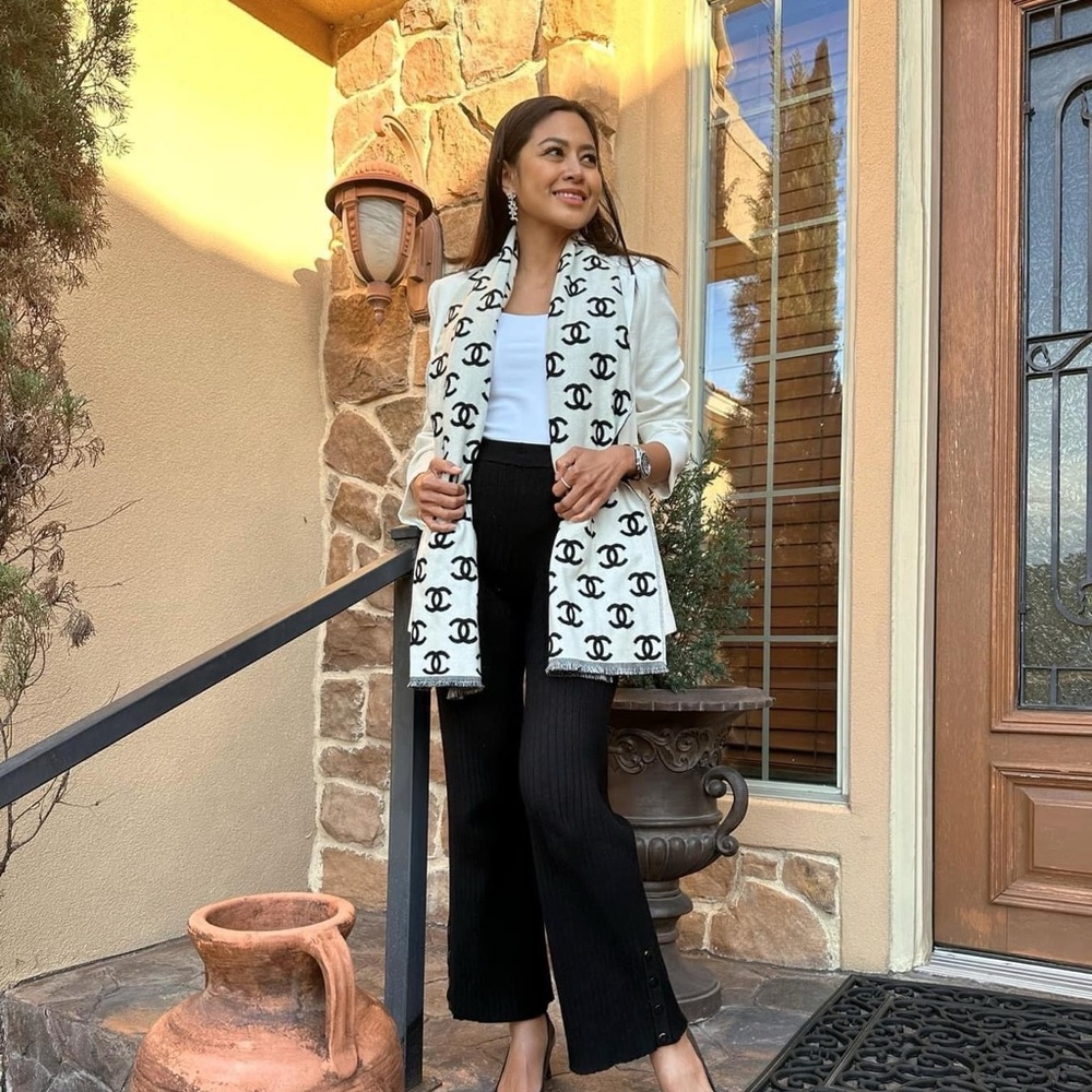 CHANEL Black and White CC Scarf - Picture 4 of 5